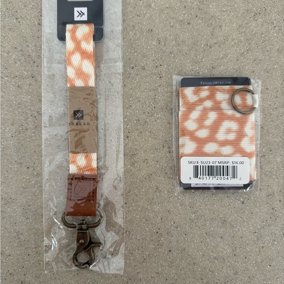 Thread Wallet and wrist lanyard Reese color NWT - Picture 1 of 8